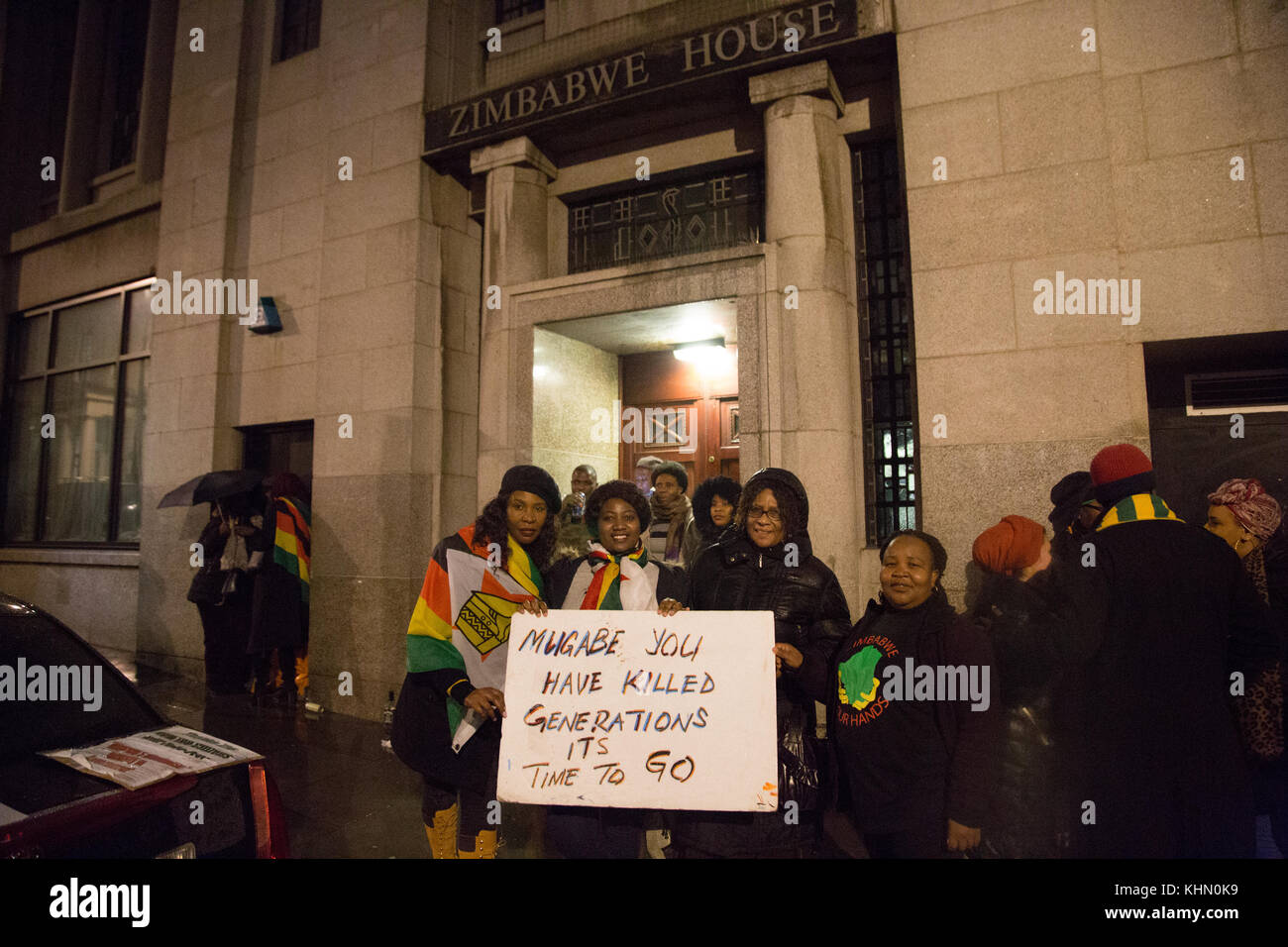 Londra, Regno Unito. Xviii Nov, 2017. Le persone si sono riuniti presso la Casa dello Zimbabwe a Londra durante arally invitando il Presidente Robert Mugabe a dimettersi. Credito: Thabo Jaiyesimi/Alamy Live News Foto Stock