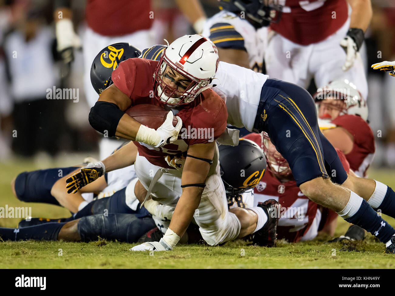 Stanford, in California, Stati Uniti d'America. Xviii Nov, 2017. Stanford Cardinale running back Cameron Scarlett (22) tenta la fuga Cal per la difesa, durante una NCAA Football gioco tra la California Golden Bears e Stanford Cardinale presso la Stanford Stadium a Stanford in California. Valerie Shoaps/CSM/Alamy Live News Foto Stock