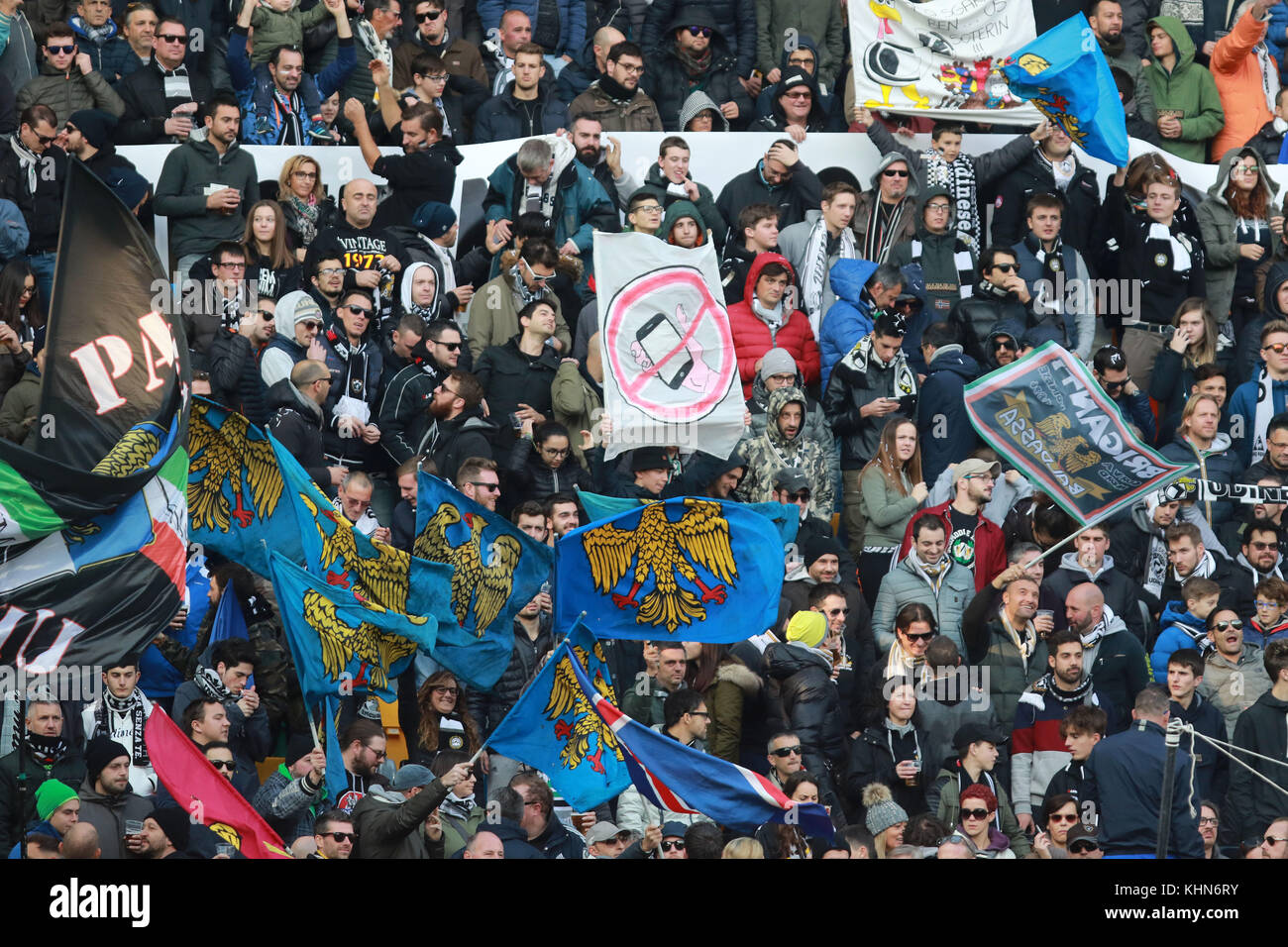 Udine friuli venezia giulia. Xix nov, 2017. L'Italia, Udine: udinese il fans durante la serie di una partita di calcio tra udinese calcio v cagliari calcio in dacia arena Stadium il 19 novembre, 2017. Credito: Andrea Spinelli/alamy live news Foto Stock