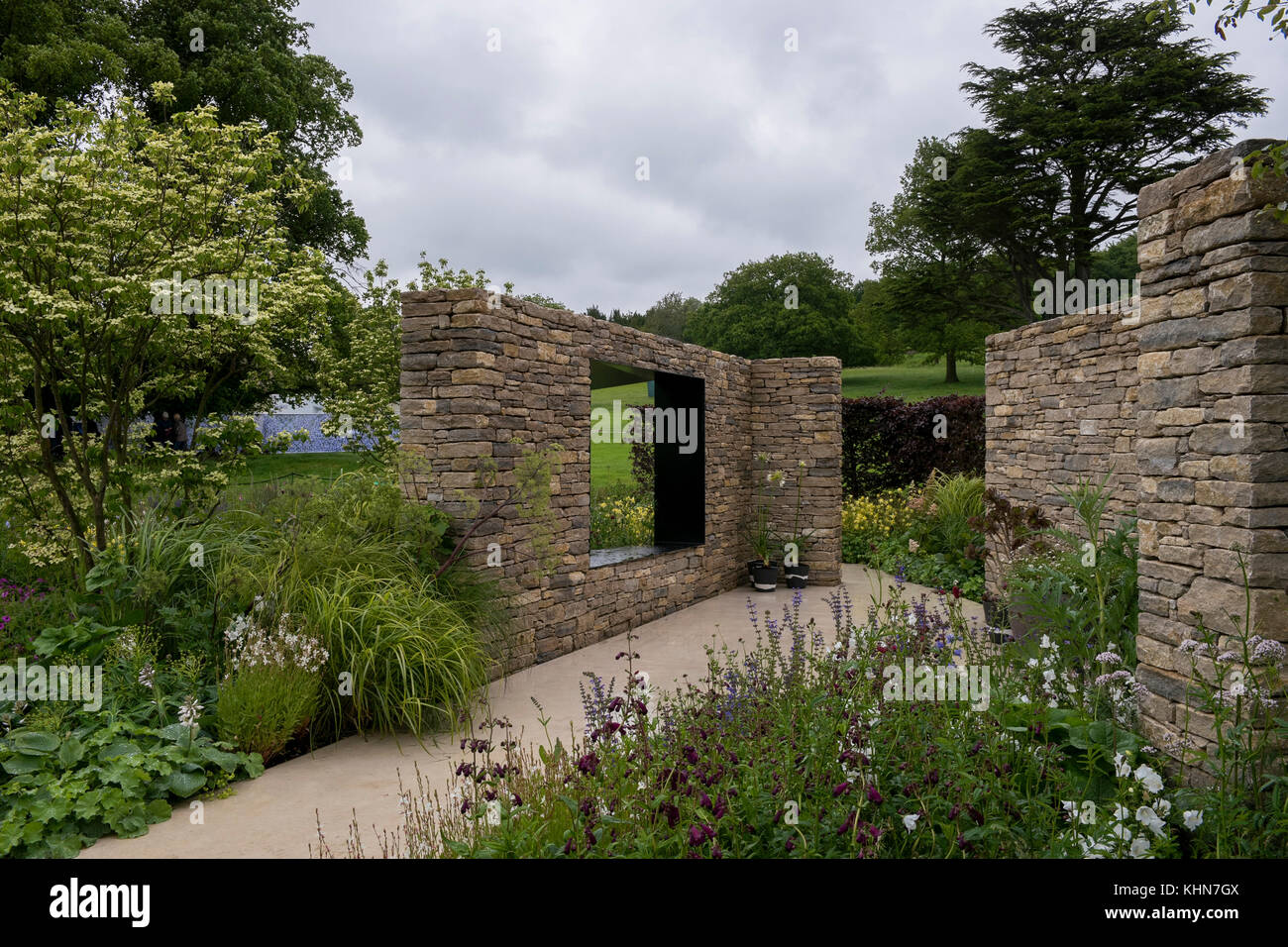 Pareti un rifugio tranquillo, area appartata con piante in stile country garden - Wedgewood giardino, RHS Chatsworth House Flower Show, Derbyshire, Inghilterra, Regno Unito. Foto Stock