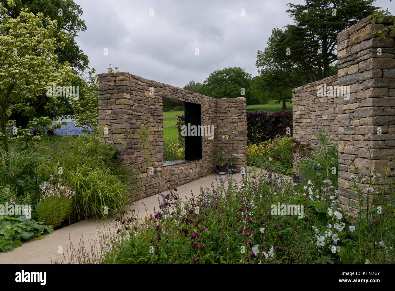 Pareti un rifugio tranquillo, area appartata con piante in stile country garden - Wedgewood giardino, RHS Chatsworth House Flower Show, Derbyshire, Inghilterra, Regno Unito. Foto Stock