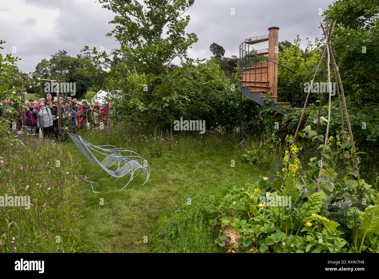 Vista del giardino mostra, RHS Chatsworth House Flower Show, Derbyshire, Regno Unito - vegetale il letto, la sedia & scale in Belmond Giardini incantati display. Foto Stock