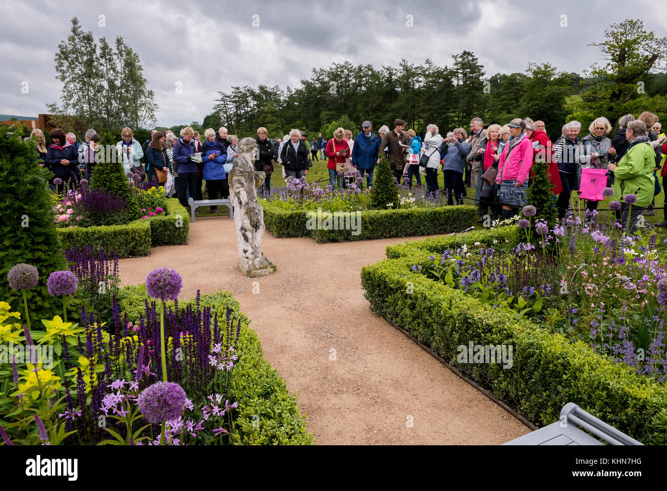 I membri del pubblico la visualizzazione di "esperienza del Peak District & Derbyshire Giardino' - RHS Chatsworth Flower Show, la Chatsworth House, Derbyshire, Inghilterra, Regno Unito. Foto Stock