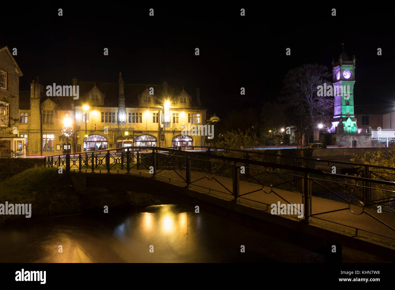 La città di Salisbury durante la notte con il Kings Head Weatherspoons illuminato e il Fisherton Street torre dell'orologio. Foto Stock