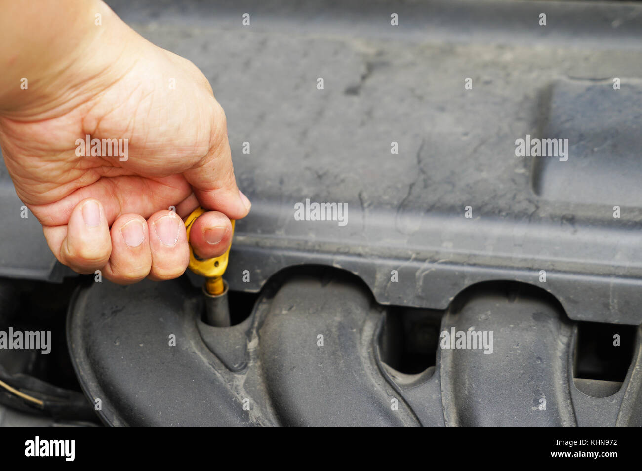 Manutenzione del livello dell'olio motore automotive Foto Stock