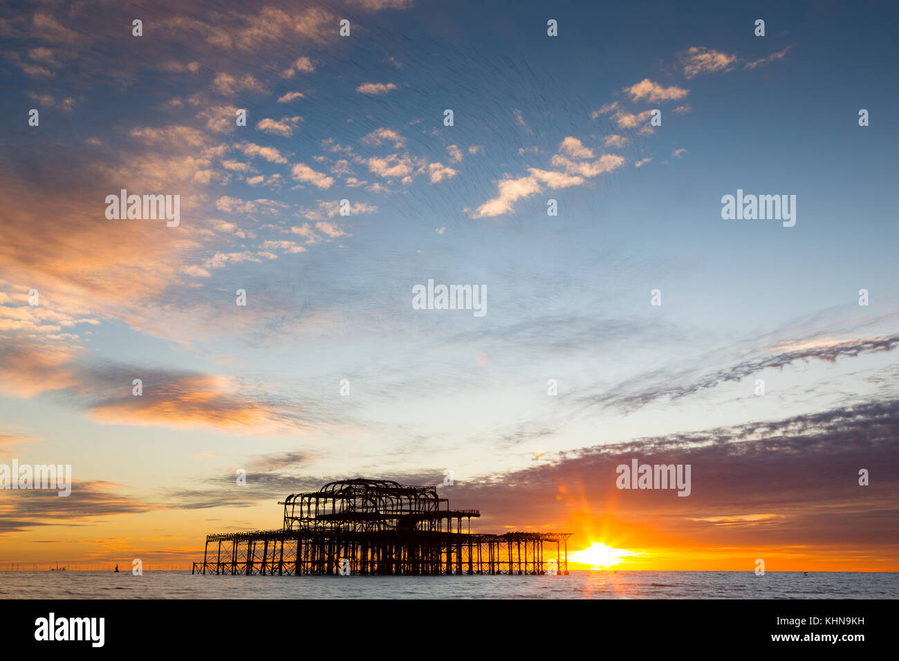 Brighton, Regno Unito. Tramonto spettacolare su Brighton West abbandonati Pier. Foto Stock