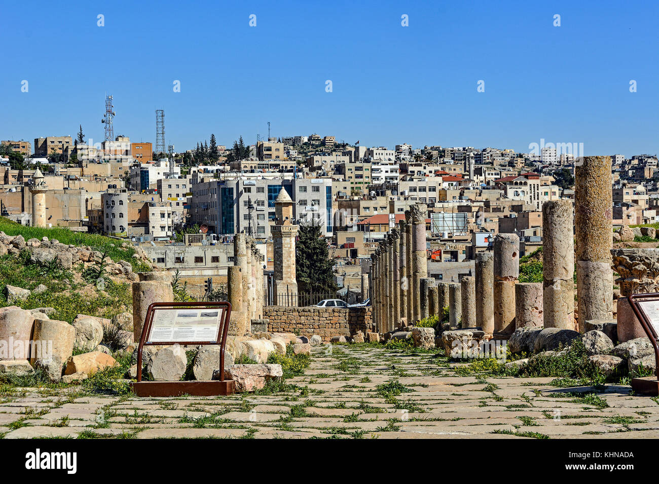 Jerash - la città di 1000 colonne - accanto alla moderna città di Jerash in Giordania. Foto Stock