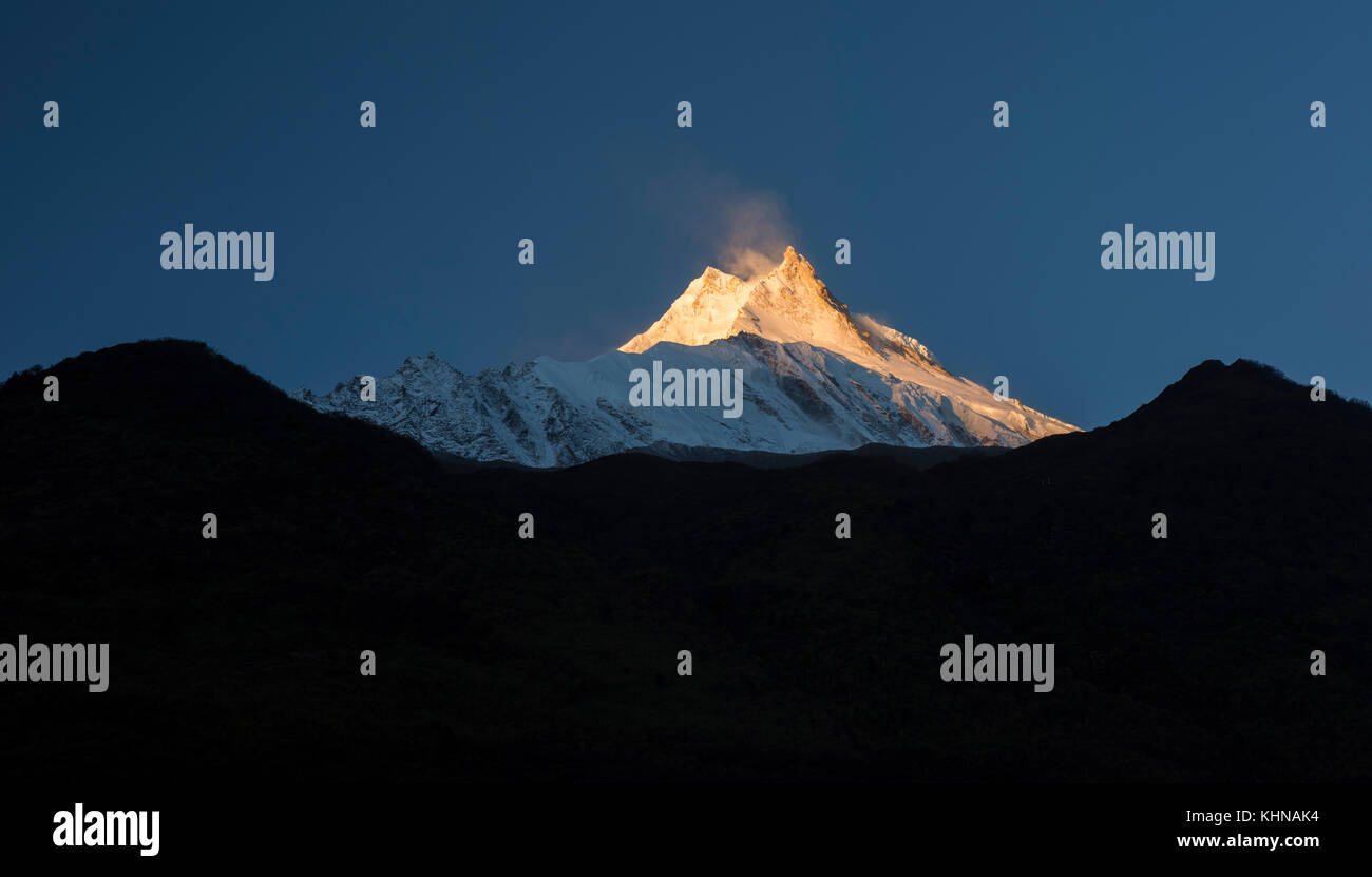 Il Manaslu, mondo dell'ottavo il picco più alto (8,163 metri) di sunrise, samagaon, Nepal Foto Stock