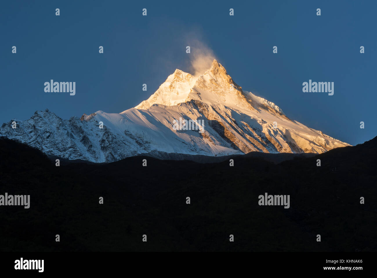 Il Manaslu, mondo dell'ottavo il picco più alto (8,163 metri) di sunrise, samagaon, Nepal Foto Stock