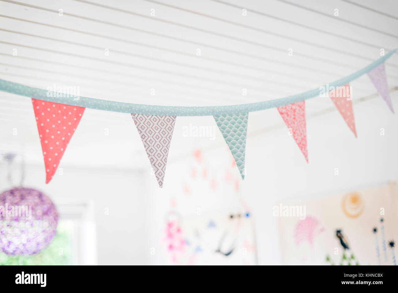 Compleanno di colorati Bandiere in sala giochi per bambini in condizioni di luce intensa Foto Stock