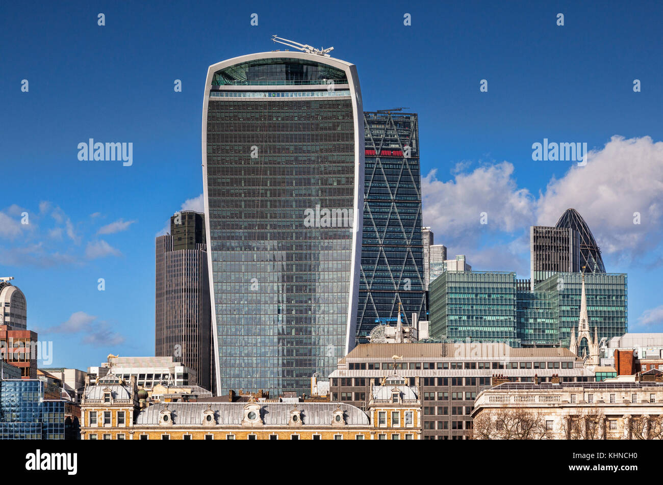 Skyline di Londra, con 20 Fenchurch Street, Londra, l'edificio conosciuto come Walkie Talkie. Foto Stock