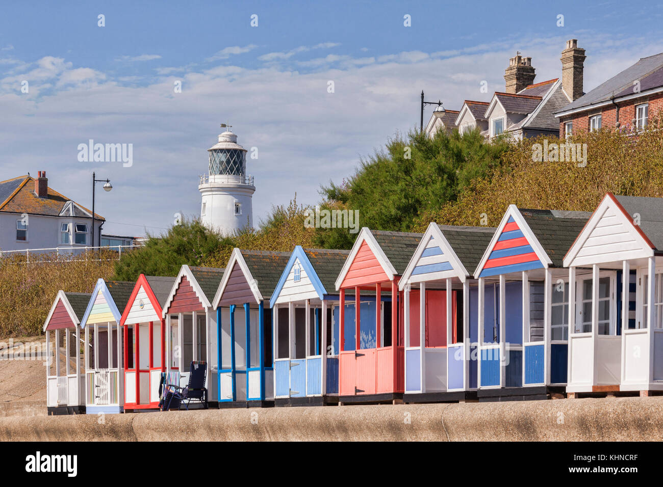 Capanne sulla spiaggia e faro a Southwold, Suffolk. Foto Stock