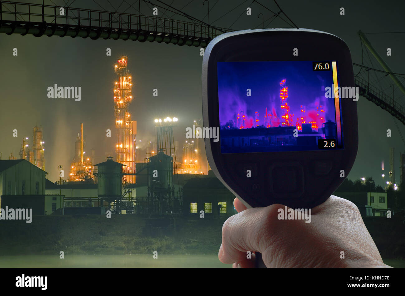 L'imaging termico supervisione della raffineria di petrolio Foto Stock