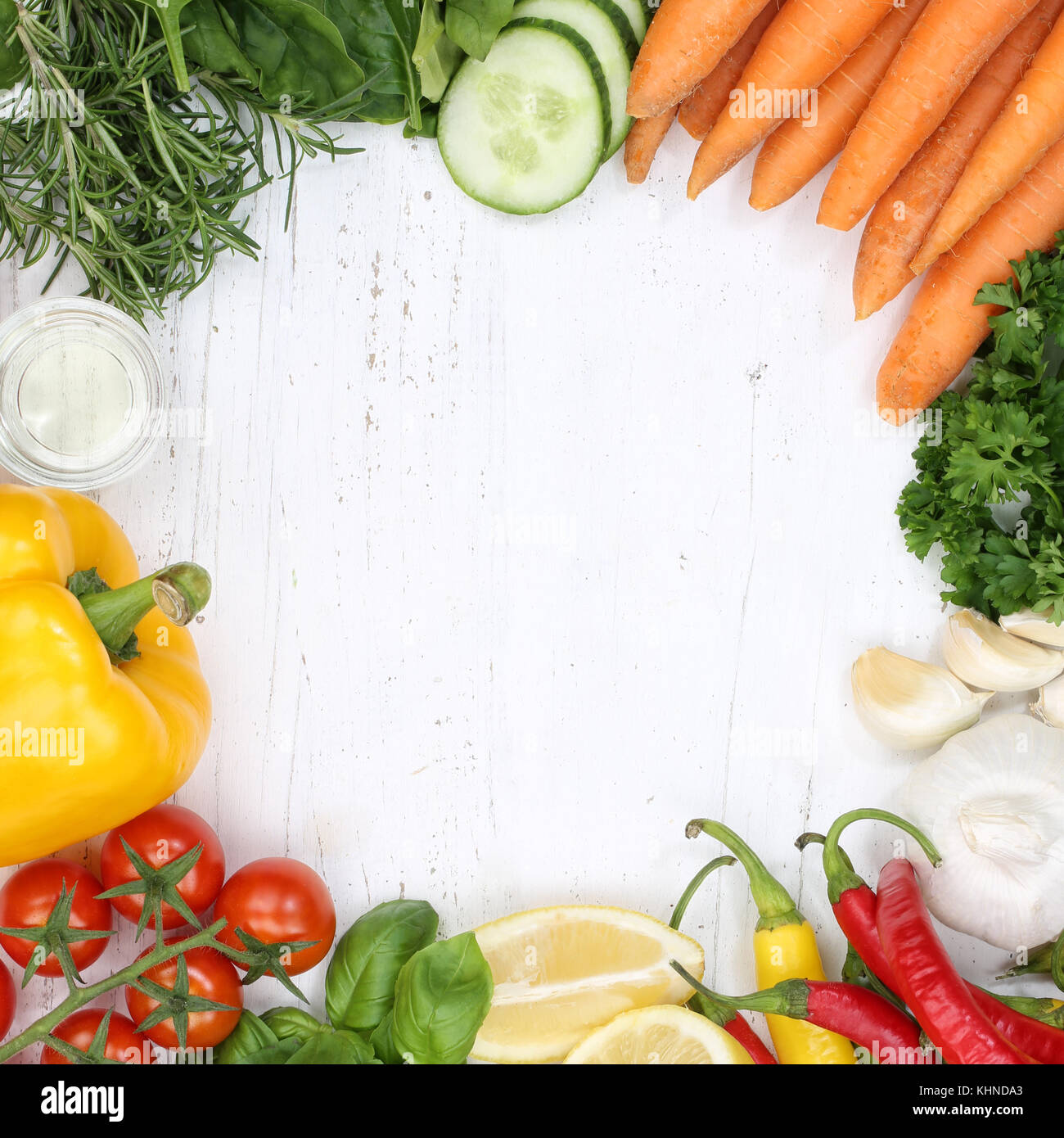 Raccolta di verdure Pomodori Carote cottura Ingredienti sfondo quadrato alto vista da sopra Foto Stock