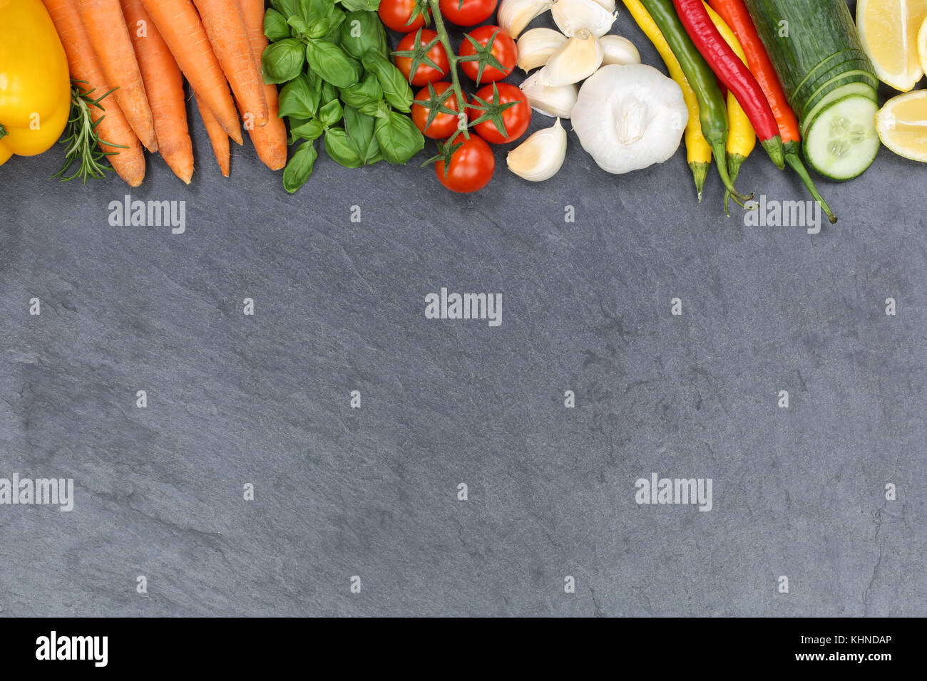 Raccolta di verdure Pomodori Carote cottura Ingredienti ardesia sfondo copyspace vista in pianta da sopra Foto Stock