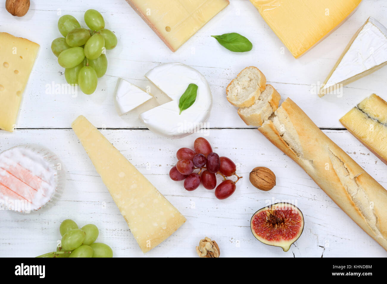 Scheda formaggio piastra piatto il pane svizzero camembert vista in pianta da sopra Foto Stock