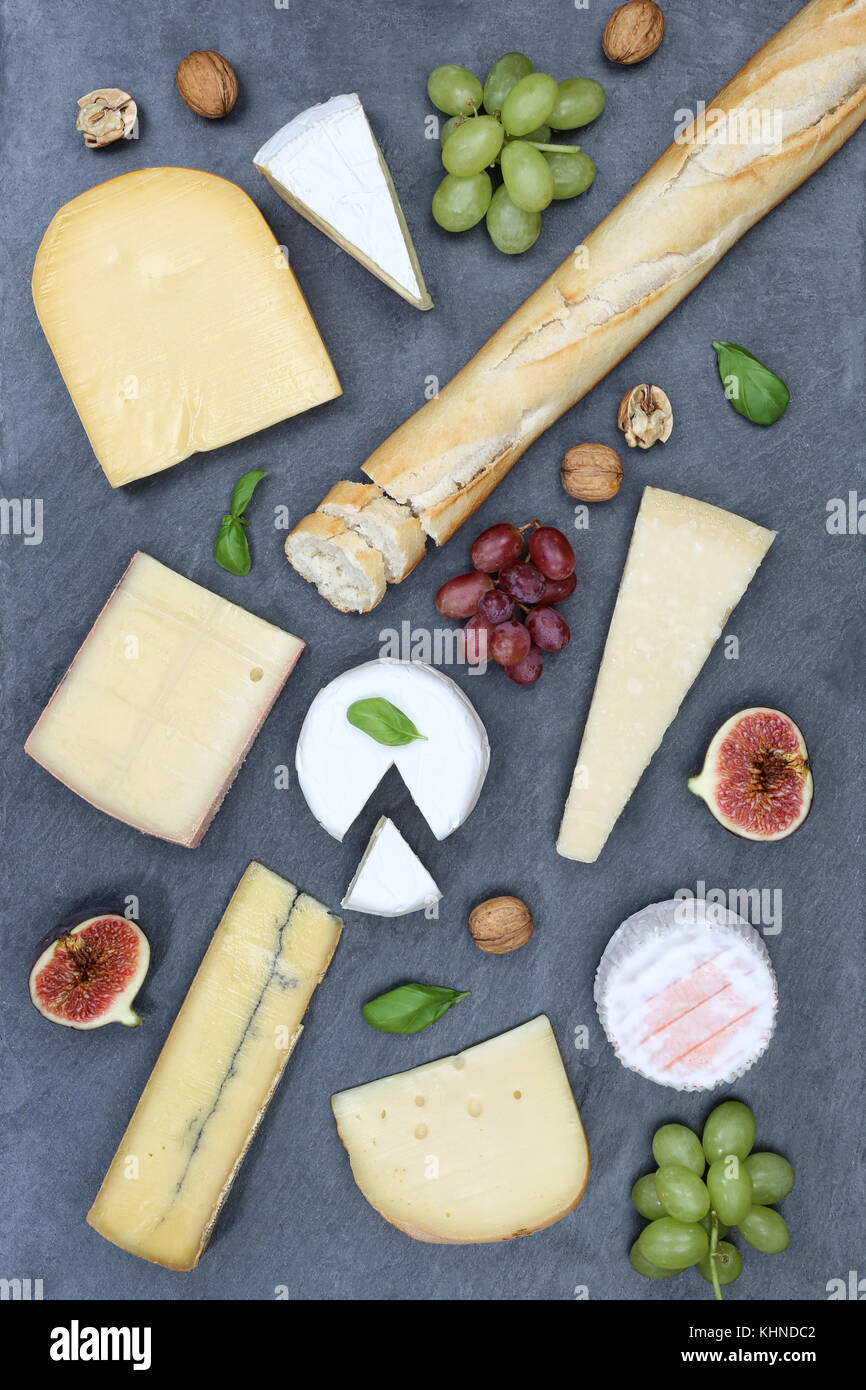 Scheda formaggio piastra piatto il pane svizzero camembert formato verticale superiore di ardesia vista da sopra Foto Stock Scheda formaggio piastra piatto il pane svizzero camembert formato verticale superiore di ardesia vista da sopra Foto Stock