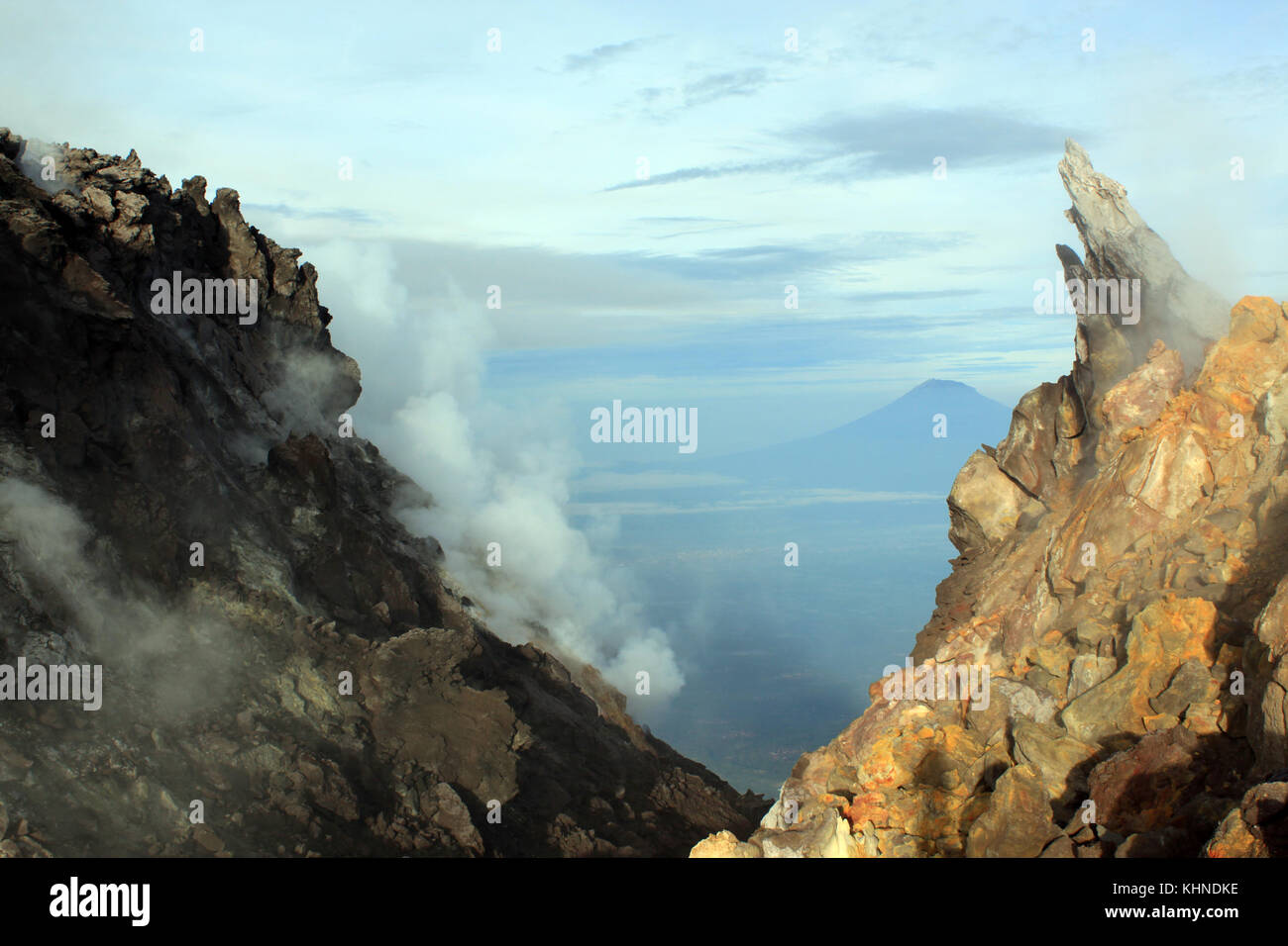 Roccia sulla sommità del vulcano Merapi nel jawa, INDONESIA Foto Stock