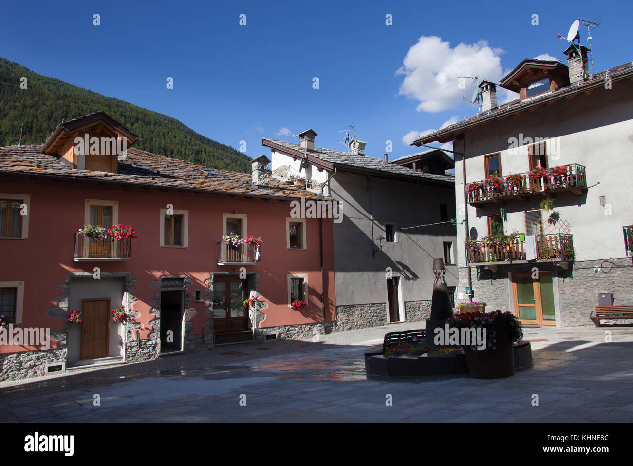 Comune di etroubles, Italia. vista pittoresca su una piazza di città a Etroubles la rue Albert deffeyes. Foto Stock