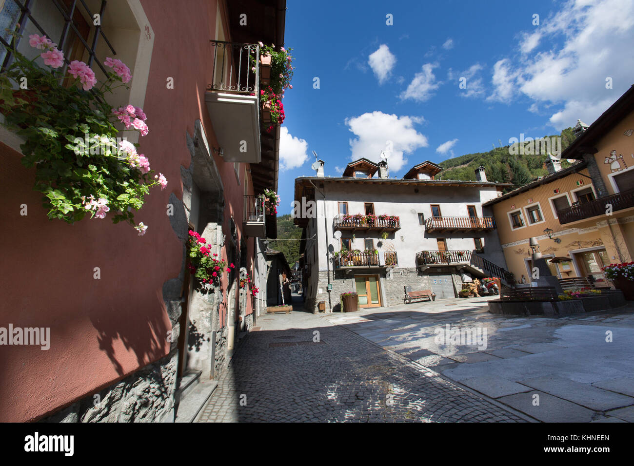 Comune di etroubles, Italia. vista pittoresca su una piazza di città a Etroubles la rue Albert deffeyes. Foto Stock