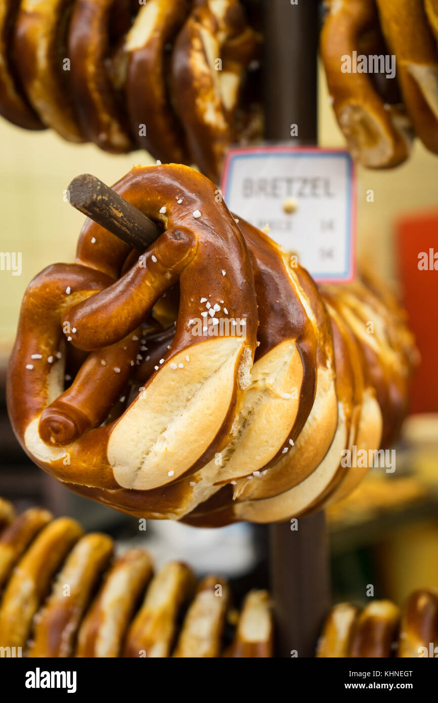 Tedesco tradizionale pretzel appeso su un supporto per la vendita Foto Stock