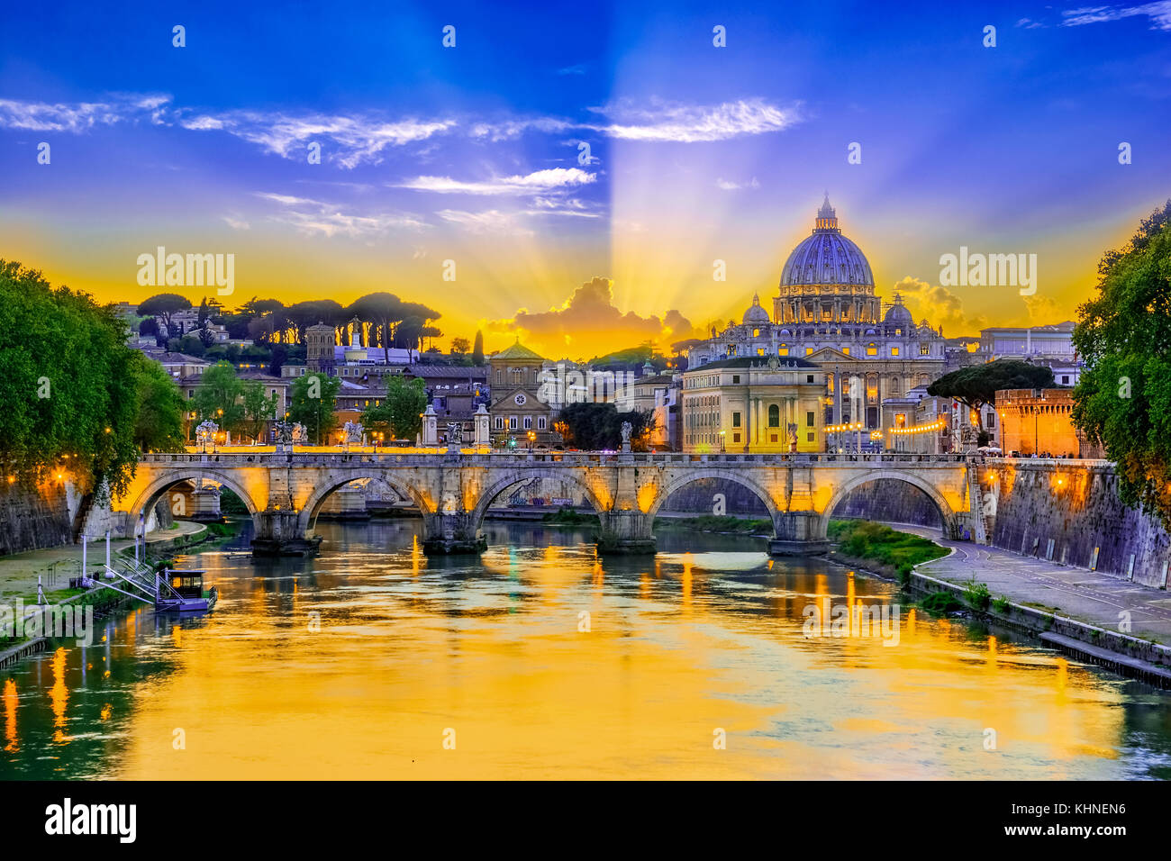 Vista al tramonto del Vaticano con ponti sul fiume Tevere, Roma, Italia Foto Stock