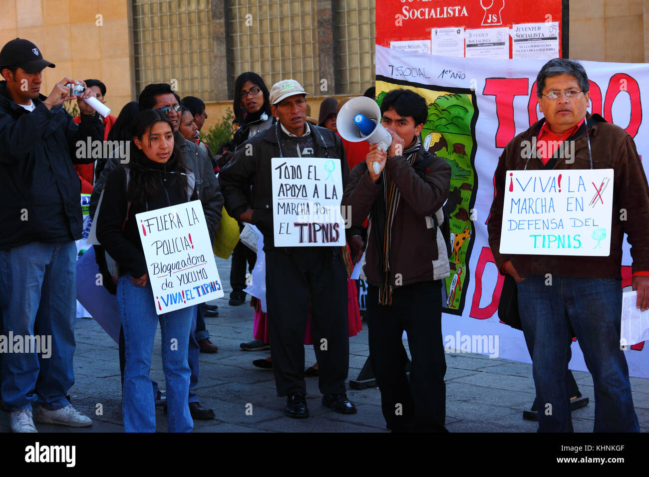 I manifestanti mostrano il supporto per il TIPNIS marzo contro i piani del governo per la costruzione di una strada attraverso la regione TIPNIS, La Paz, Bolivia Foto Stock