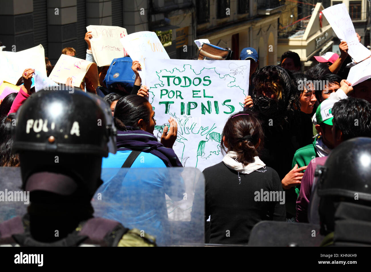 Manifestanti di La Paz il giorno dopo la polizia boliviana violentemente invaso il campo della VIII Marzo in difesa del TIPNIS a Chaparina, Bolivia Foto Stock