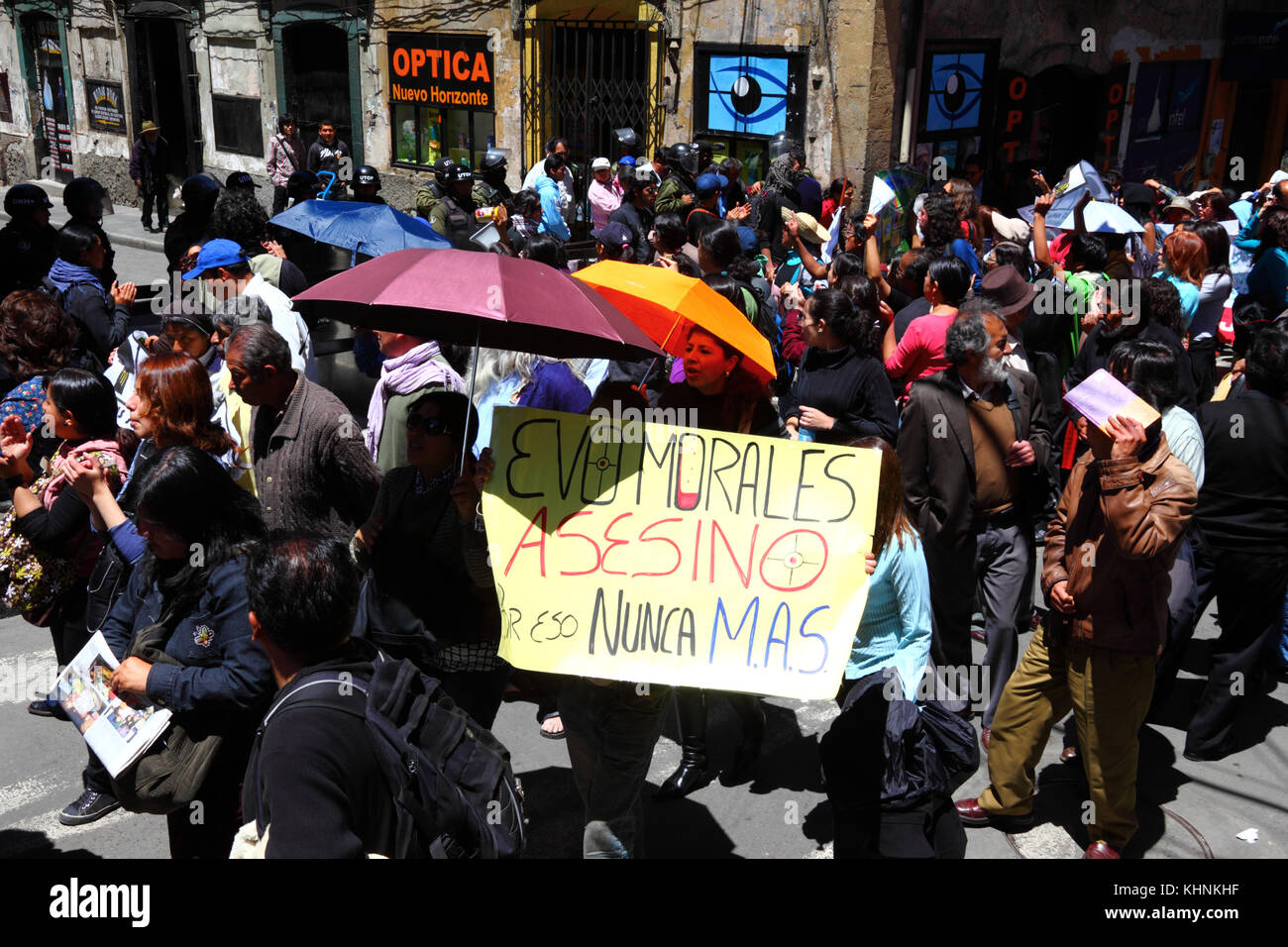 Manifestanti di La Paz il giorno dopo la polizia boliviana violentemente invaso il campo della VIII Marzo in difesa del TIPNIS a Chaparina, Bolivia Foto Stock