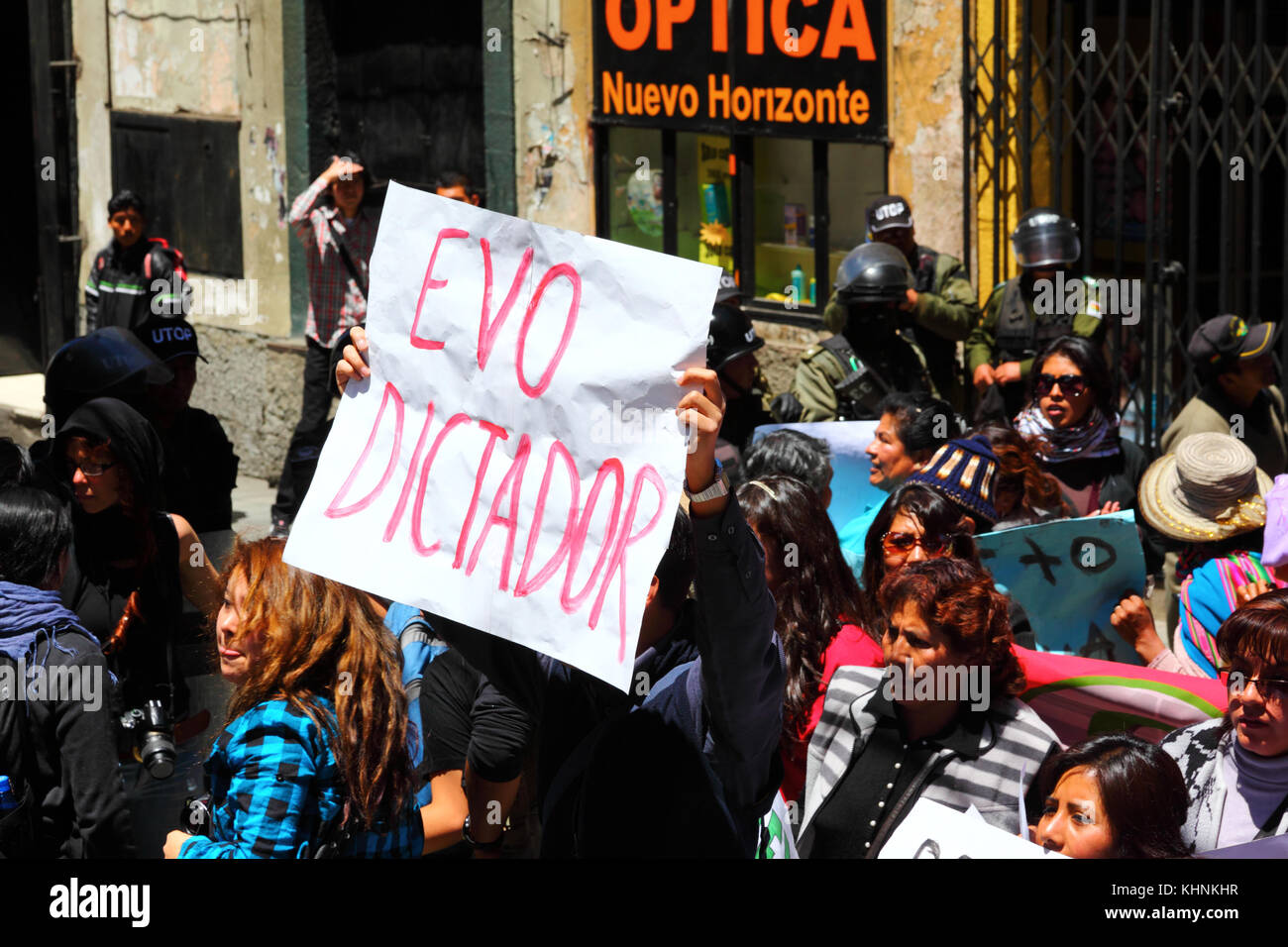 Manifestanti di La Paz il giorno dopo la polizia boliviana violentemente invaso il campo della VIII Marzo in difesa del TIPNIS a Chaparina, Bolivia Foto Stock