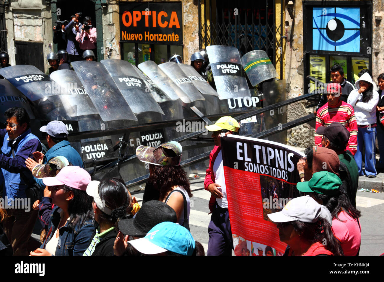 I manifestanti in La Paz 3 giorni dopo la polizia boliviana violentemente invaso il campo della VIII Marzo in difesa del TIPNIS a Chaparina, Bolivia Foto Stock