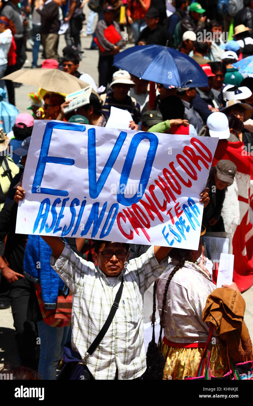 I manifestanti in La Paz 3 giorni dopo la polizia boliviana violentemente invaso il campo della VIII Marzo in difesa del TIPNIS a Chaparina, Bolivia Foto Stock