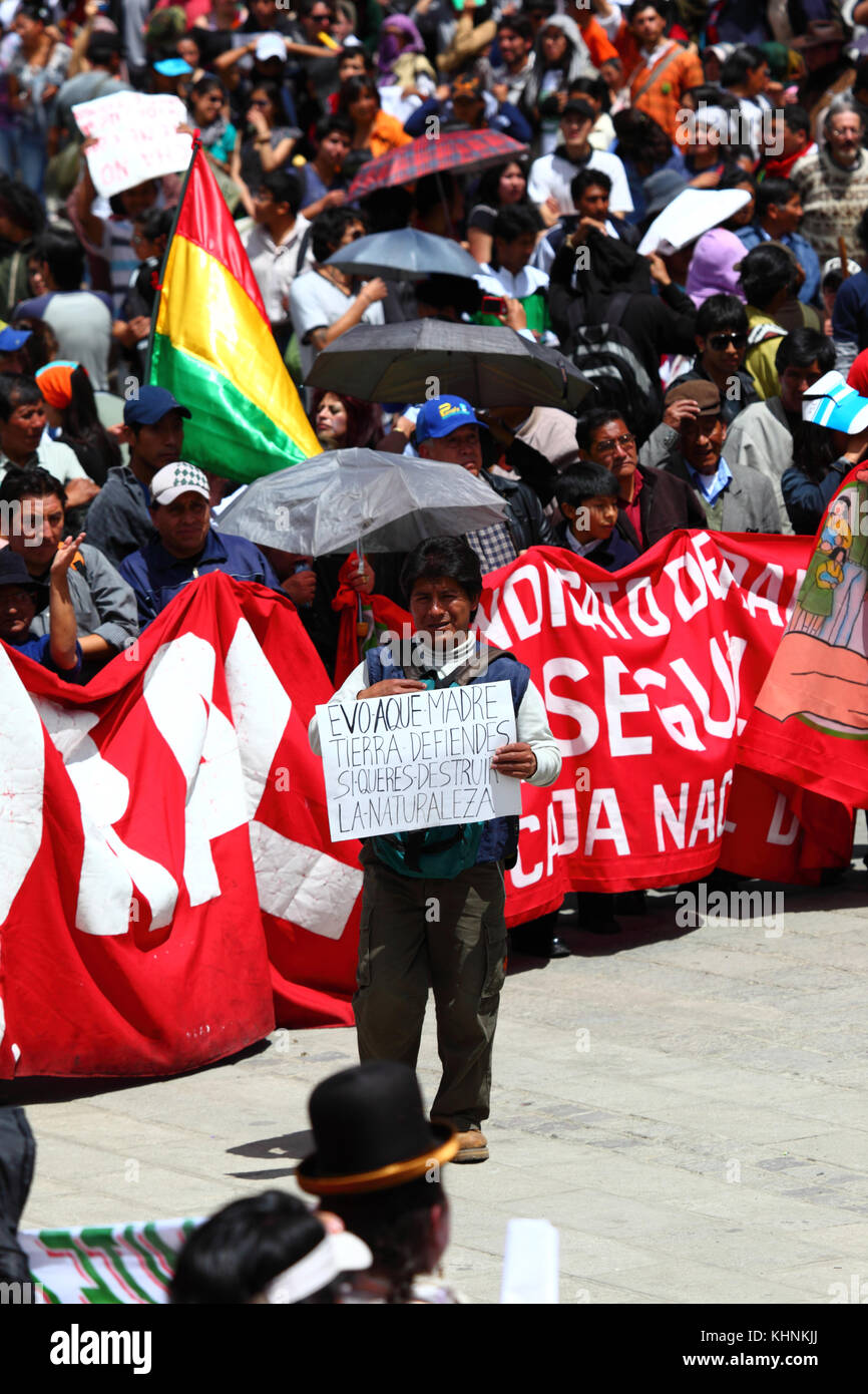 I manifestanti in occasione di una riunione per protestare contro i piani per la costruzione di una strada attraverso la regione TIPNIS, La Paz, Bolivia Foto Stock
