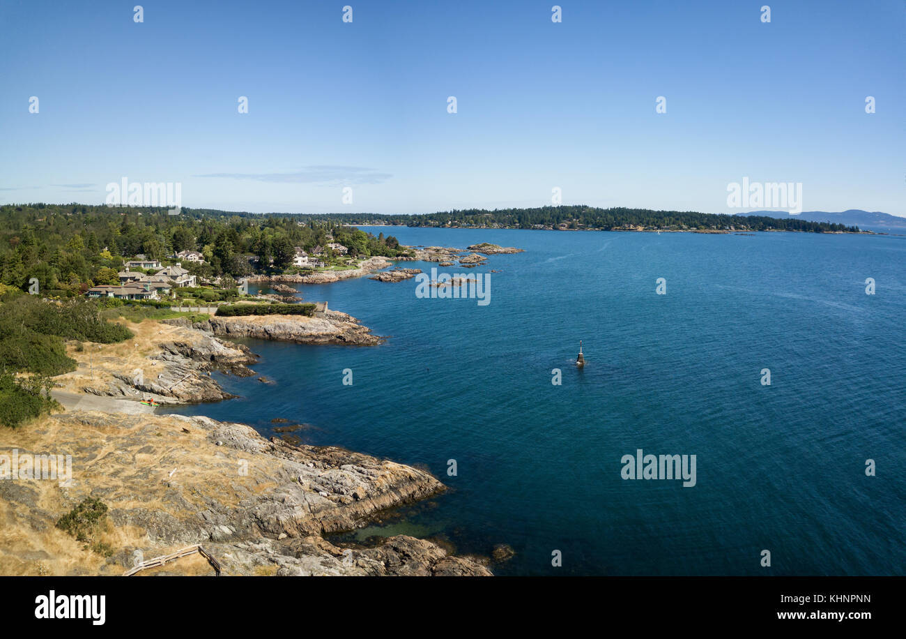 Antenna paesaggio panoramico vista di una bellissima spiaggia rocciosa sulla costa del Pacifico. presi in uplands park, Victoria, isola di Vancouver, British Columbia, cana Foto Stock