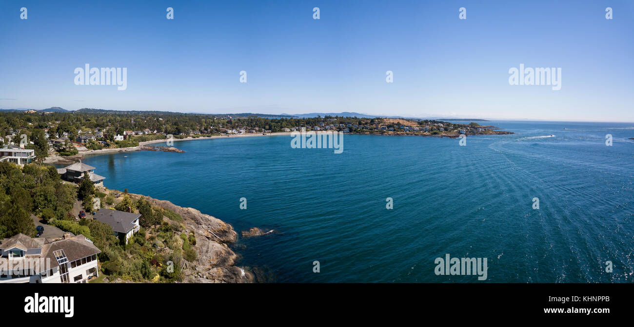 Antenna paesaggio panoramico vista di una bellissima spiaggia rocciosa sulla costa del Pacifico. presi in victoria, isola di Vancouver, British Columbia, Canada. Foto Stock