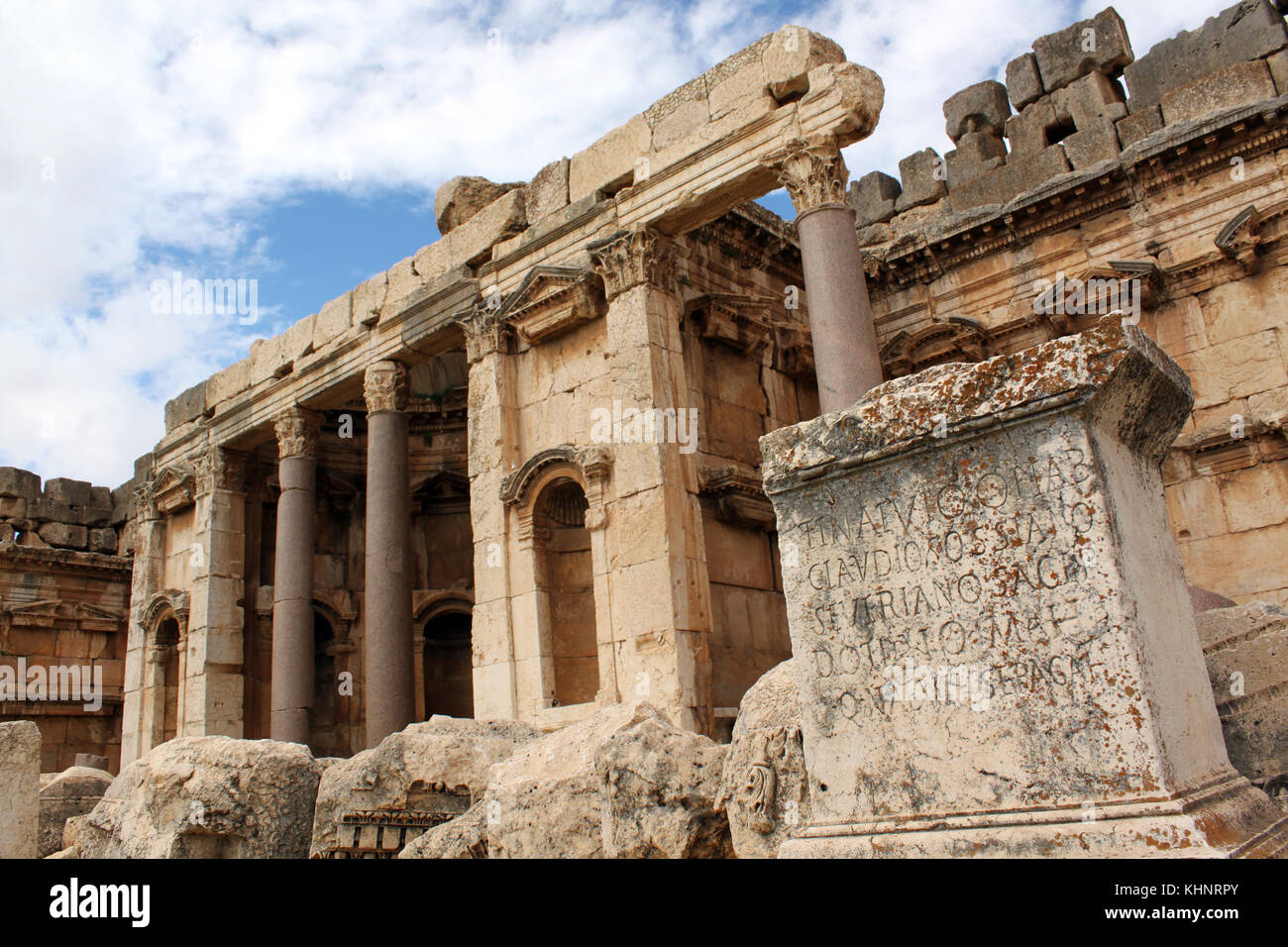 Lettere romane sulla pietra e tempio di baalbeck, Libano Foto Stock