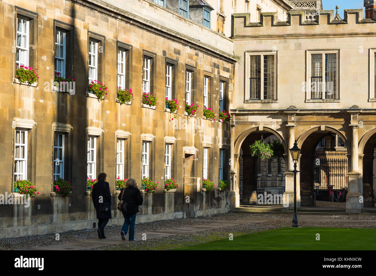 Antica Corte a Peterhouse College, il più antico College di Cambridge University. L'edificio è il College Chapel. Cambridgeshire, Inghilterra, Regno Unito. Foto Stock