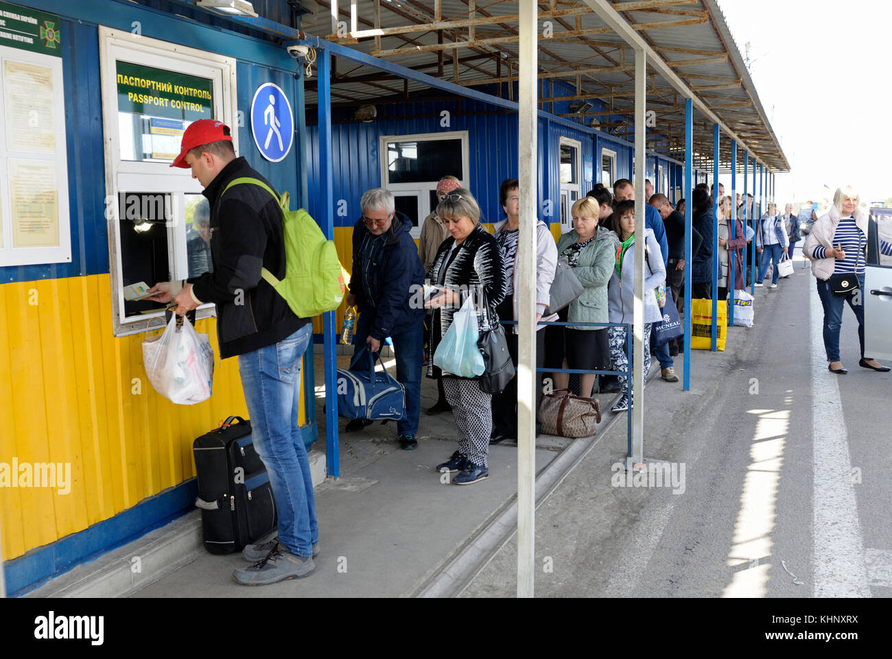 I viaggiatori in piedi in linea per il controllo passaporti procedura presso il valico di frontiera kalanchak. 20 settembre 2017. L'UCRAINA Foto Stock