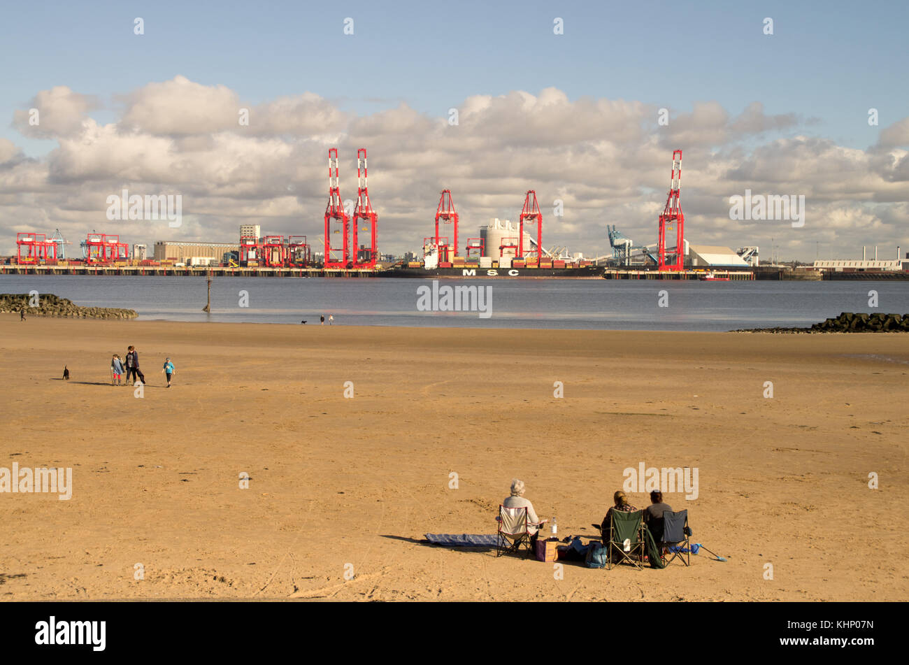 Una soleggiata giornata autunnale sulla nuova spiaggia di Brighton Foto Stock