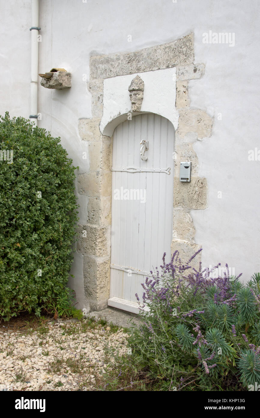 Portale con testa intagliata di st Amand, Port de Loix, Ile de Re Foto Stock