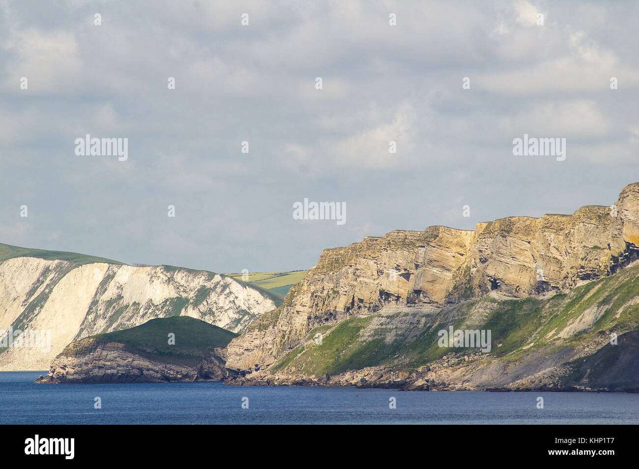 Gad Cliff, Isola di Purbeck, Dorset - maestose scogliere che si stagliano verso il mare Foto Stock