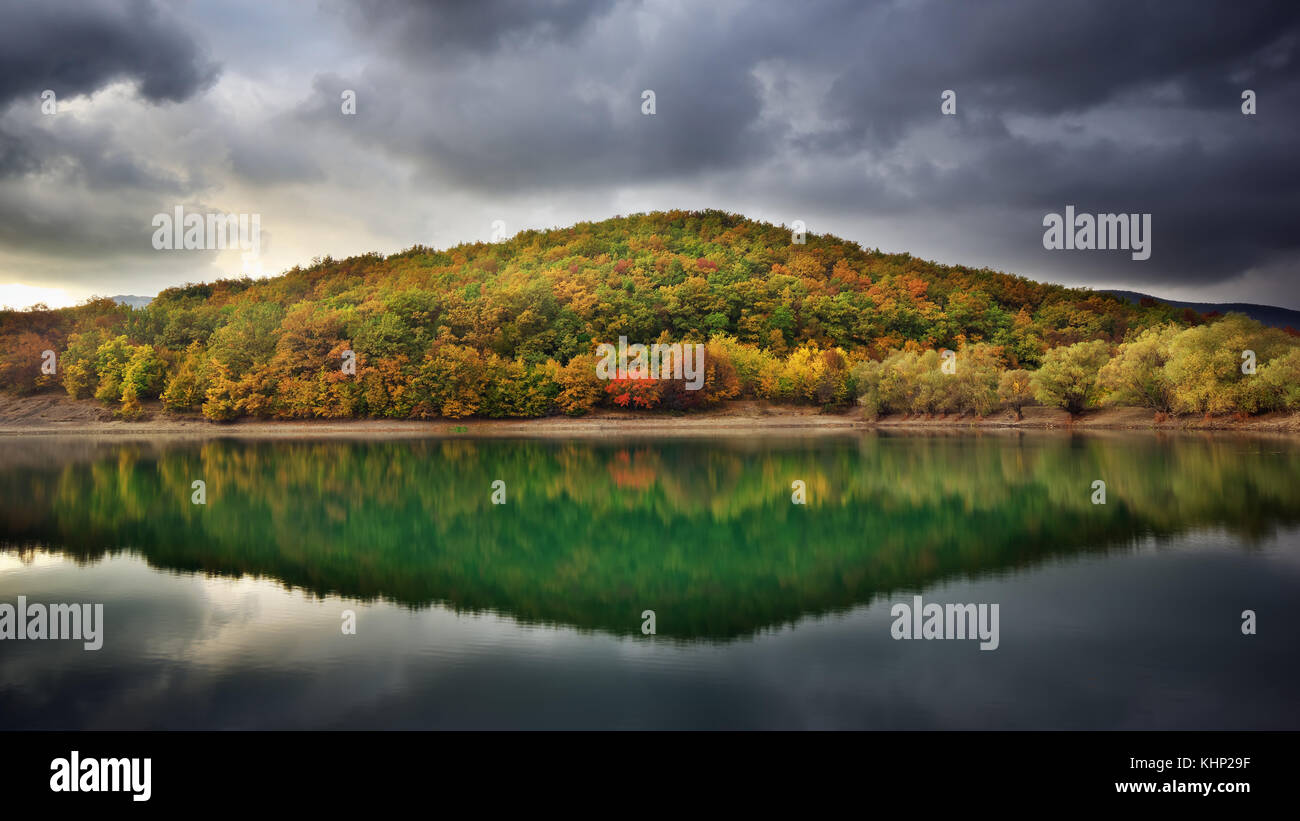 Autunno collina lago riflessione. paesaggio autunnale Foto Stock
