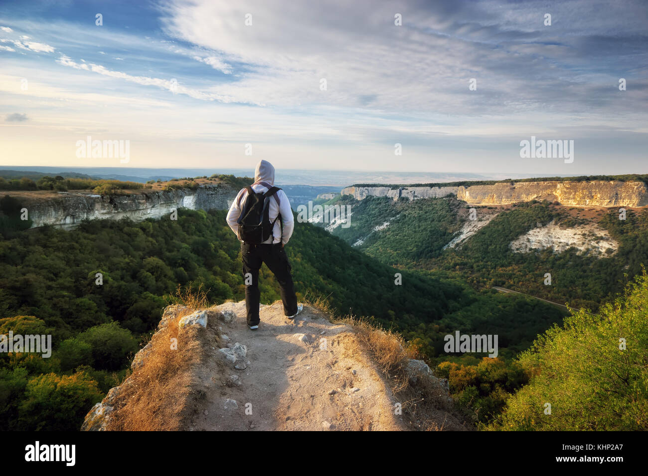 L uomo sulla cima della montagna. progettazione concettuale. Foto Stock