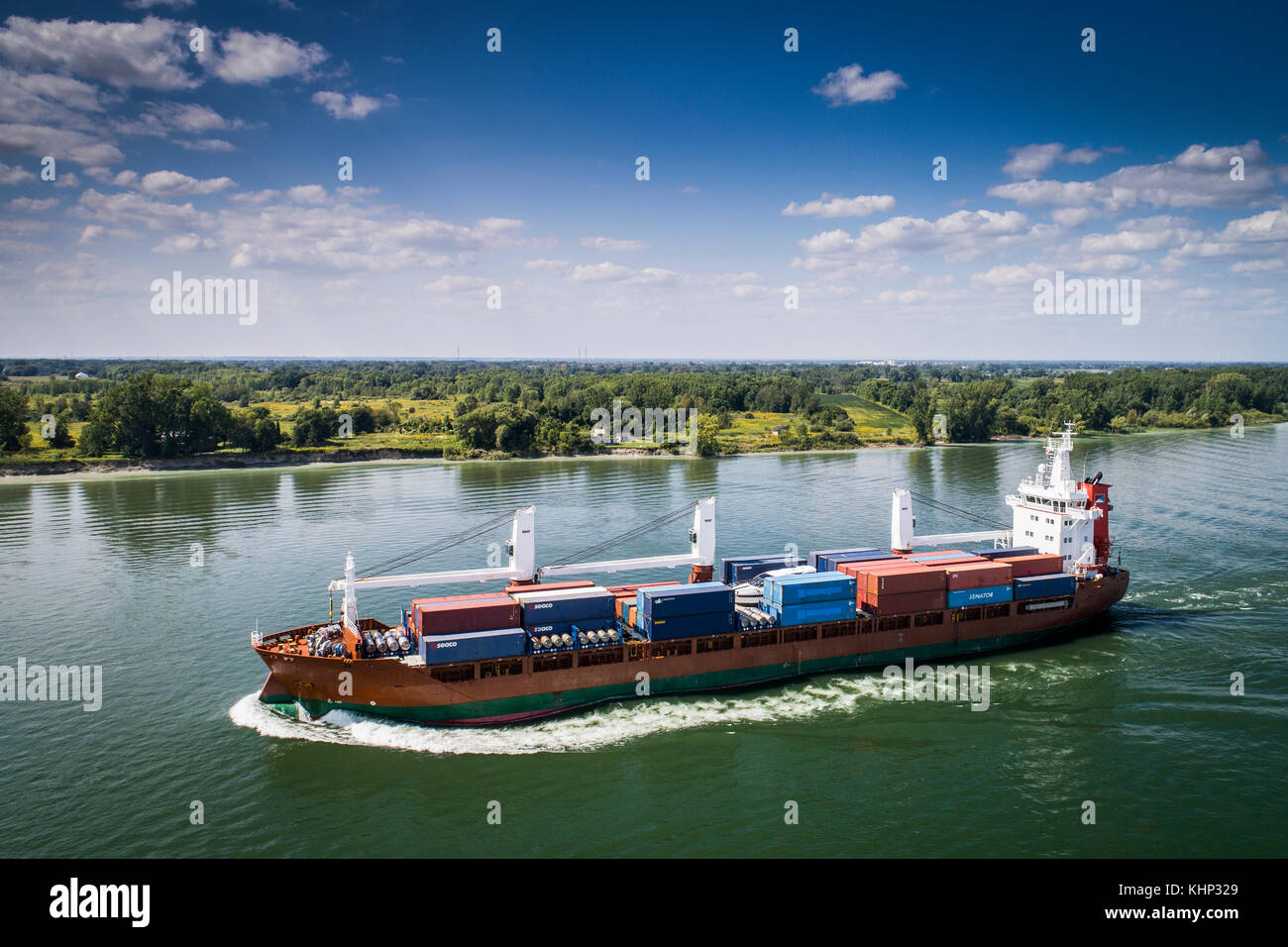 A pieno carico nave cargo avvicinando Montreal porta sul fiume St-Lawrence. Foto Stock