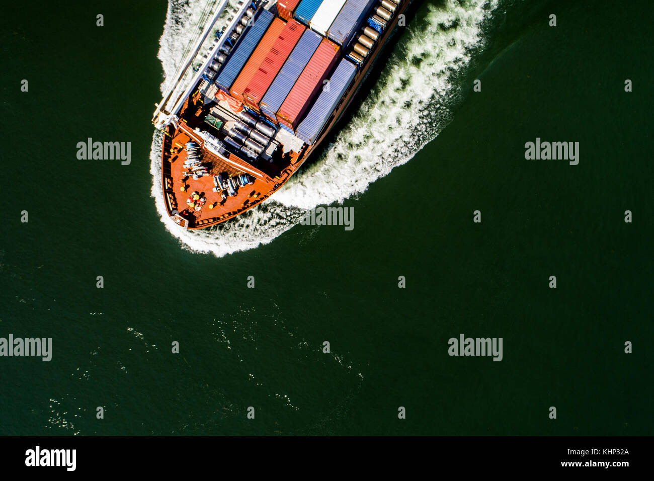 A pieno carico nave cargo avvicinando Montreal porta sul fiume St-Lawrence. Foto Stock