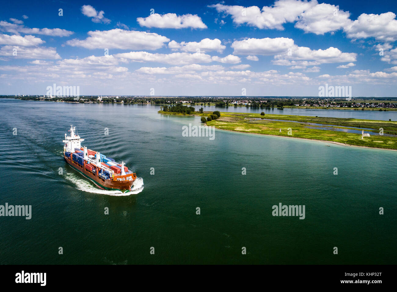 A pieno carico nave cargo avvicinando Montreal porta sul fiume St-Lawrence. Foto Stock