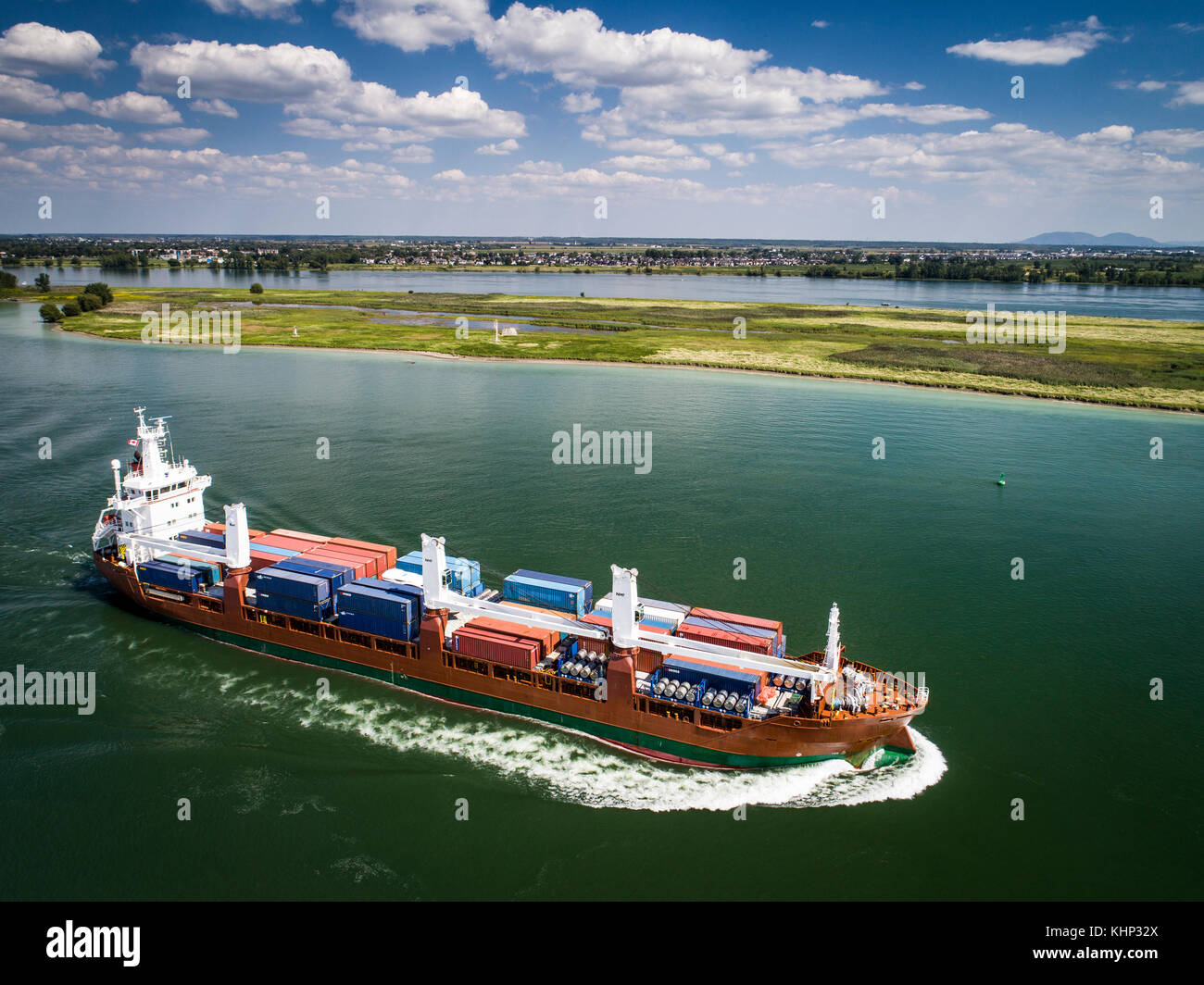 A pieno carico nave cargo avvicinando Montreal porta sul fiume St-Lawrence. Foto Stock