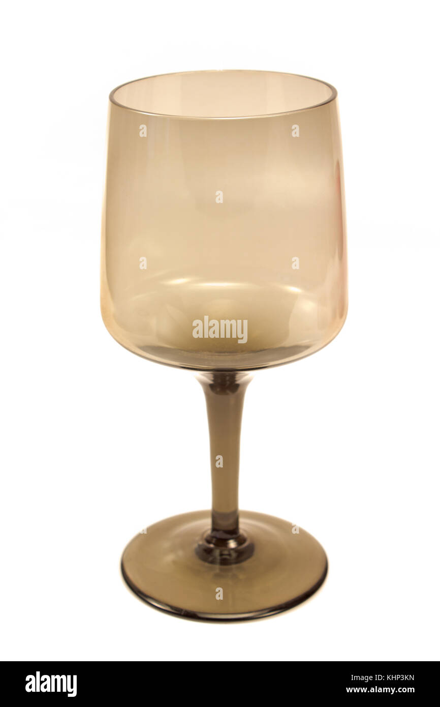Vuoto in vetro di vino isolato su sfondo bianco Foto Stock
