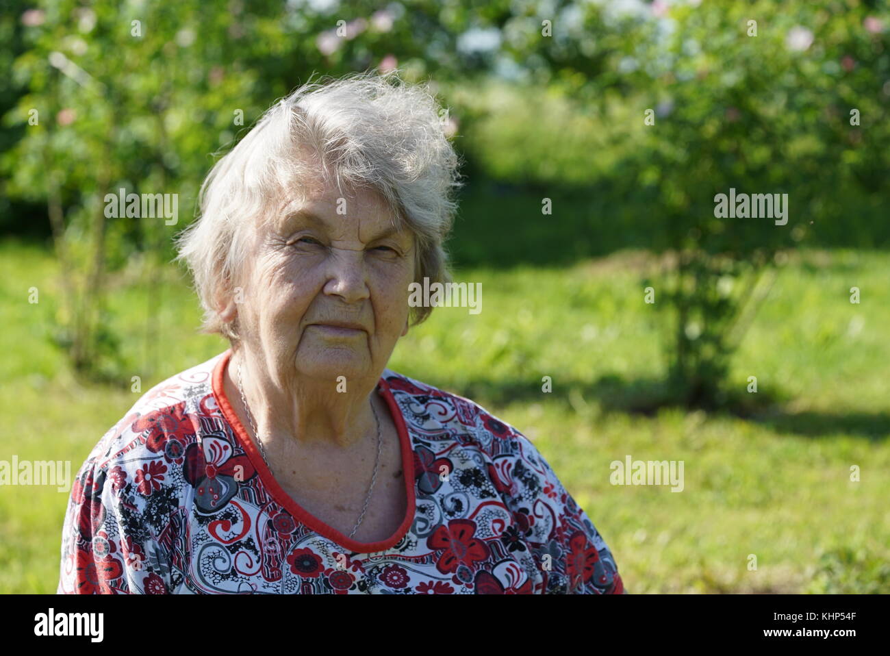 Ritratto di vecchia donna sorridente nel gargen Foto Stock