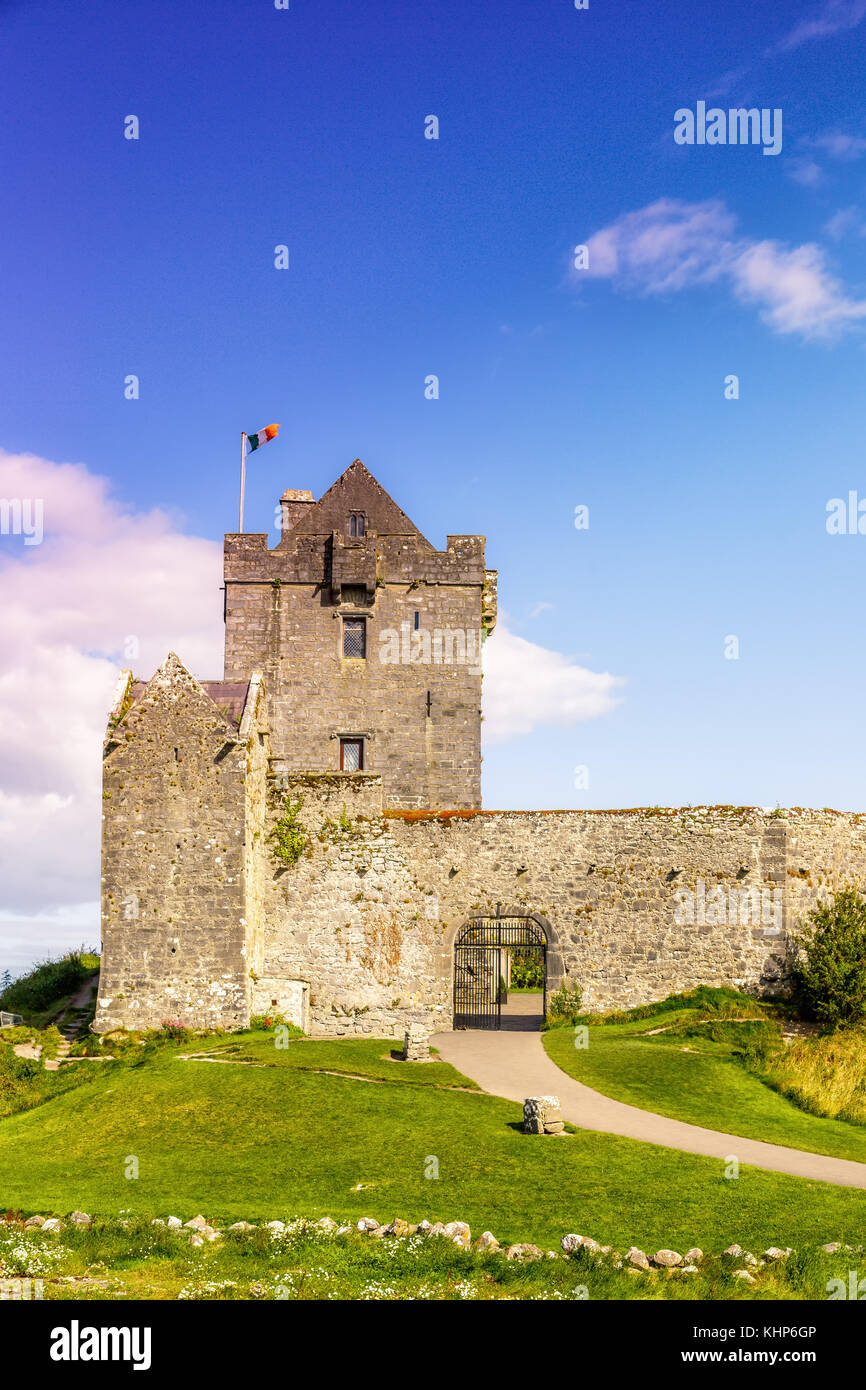 Dunguaire Castle tower Irlanda formato ritratto in viaggio travel medioevo in viaggio Foto Stock